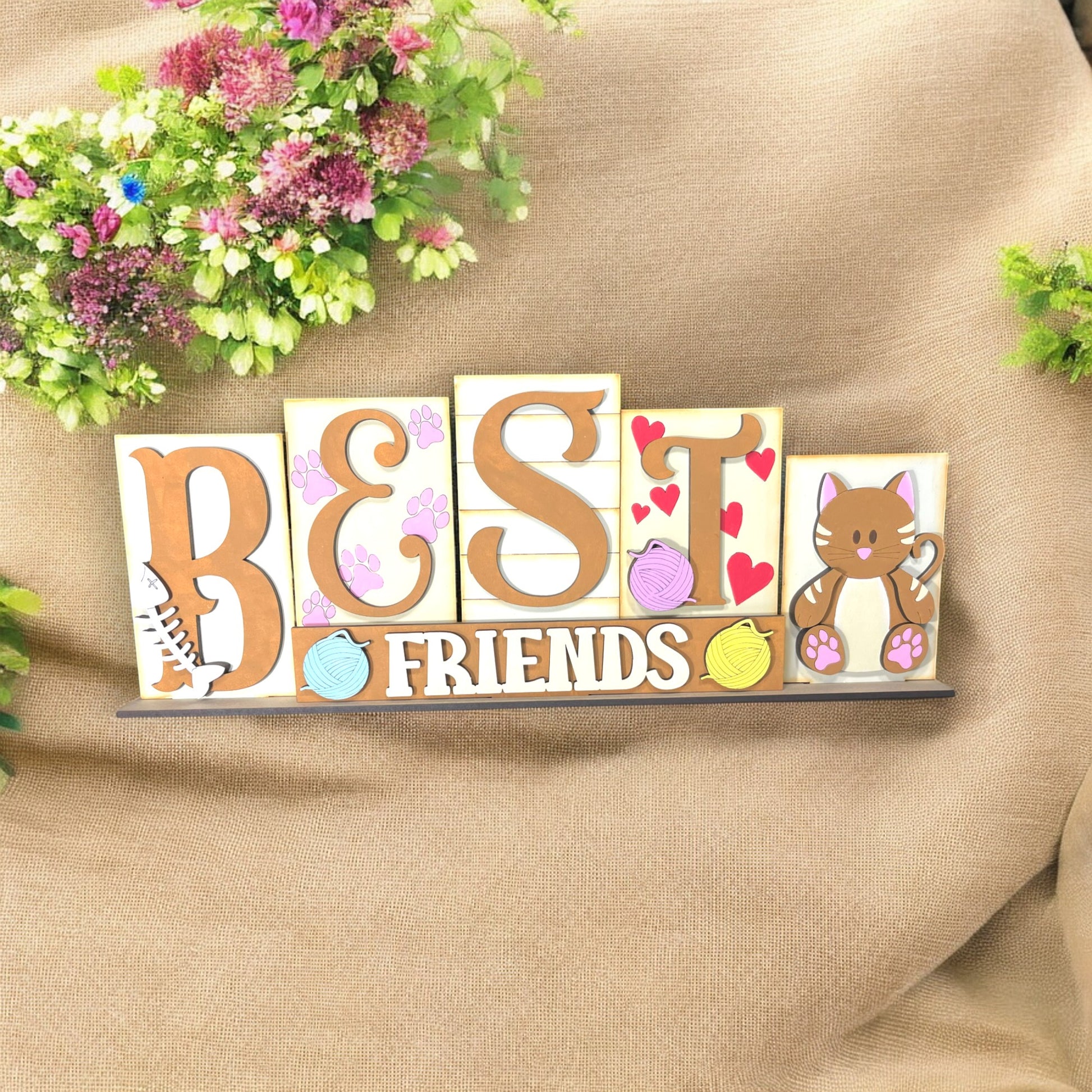 a wooden block that says best friends on it