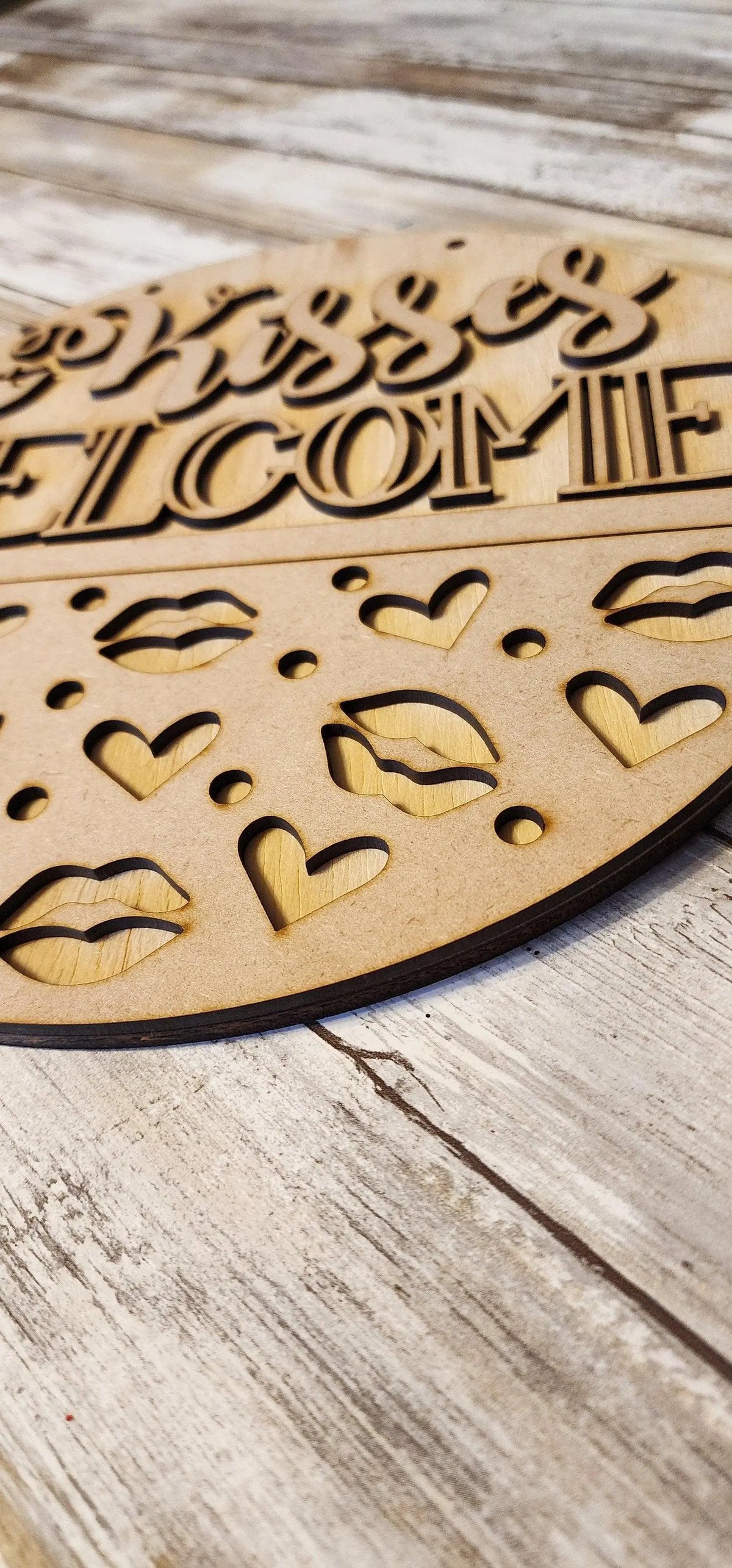 Kisses Welcome Valentines Door Hanger DIY - RusticFarmhouseDecor